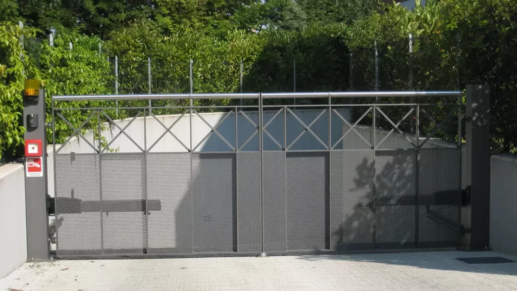 cancello in ferro battuto chiuso