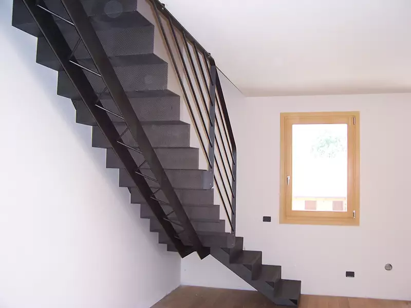 scale interne con ringhiera in ferro battuto